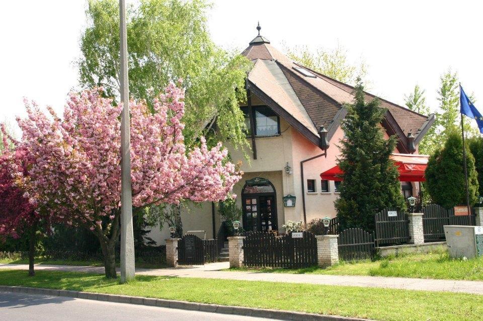 Kocsis Panzio Es Etterem Bed & Breakfast Komárom Exterior foto