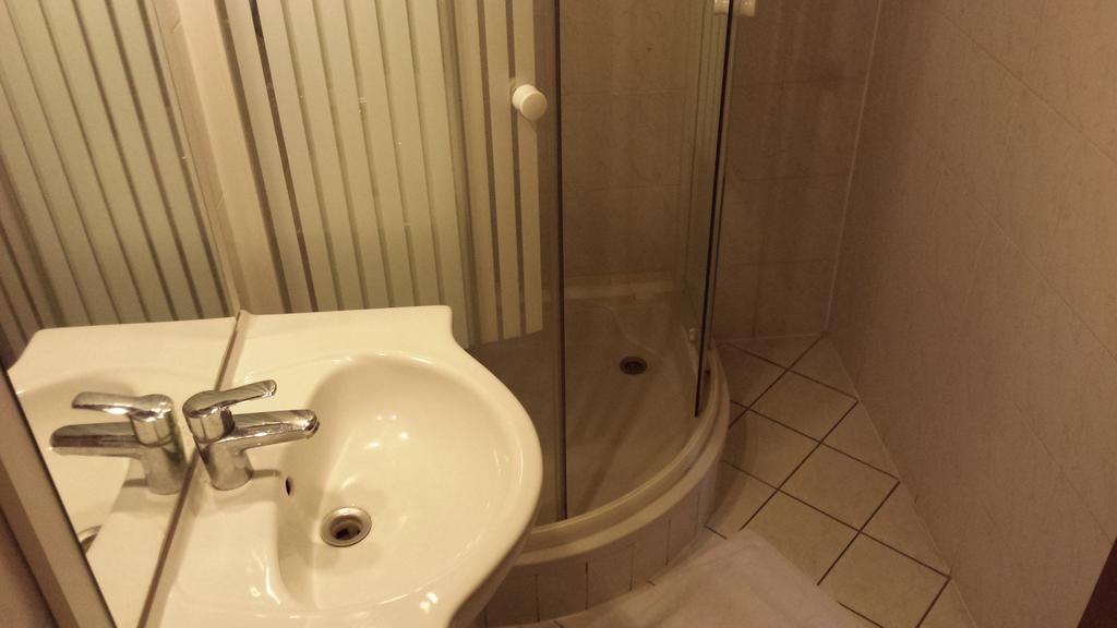 Kocsis Panzio Es Etterem Bed & Breakfast Komárom Cameră foto