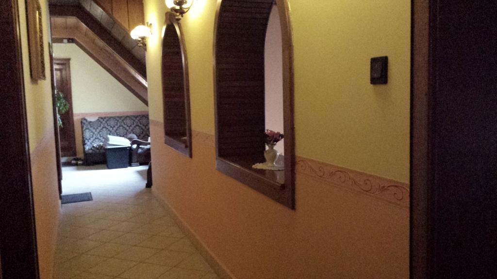 Kocsis Panzio Es Etterem Bed & Breakfast Komárom Exterior foto