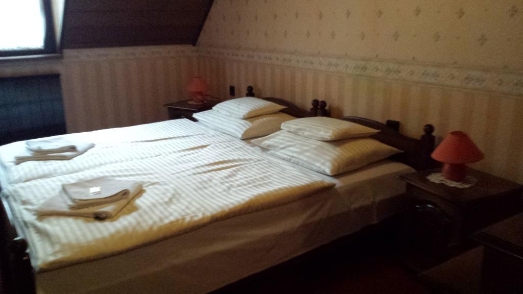 Kocsis Panzio Es Etterem Bed & Breakfast Komárom Cameră foto