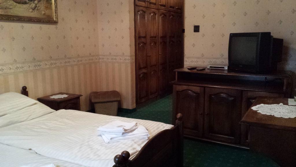 Kocsis Panzio Es Etterem Bed & Breakfast Komárom Cameră foto
