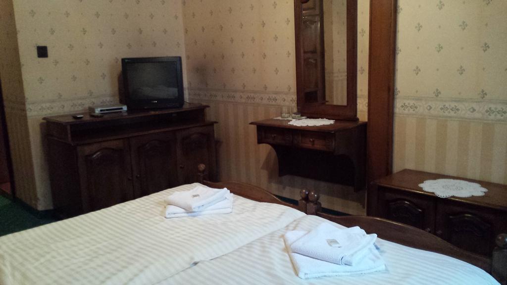 Kocsis Panzio Es Etterem Bed & Breakfast Komárom Cameră foto