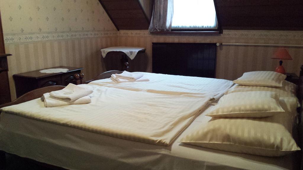 Kocsis Panzio Es Etterem Bed & Breakfast Komárom Cameră foto